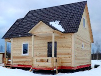 деревянный дом на винтовых сваях